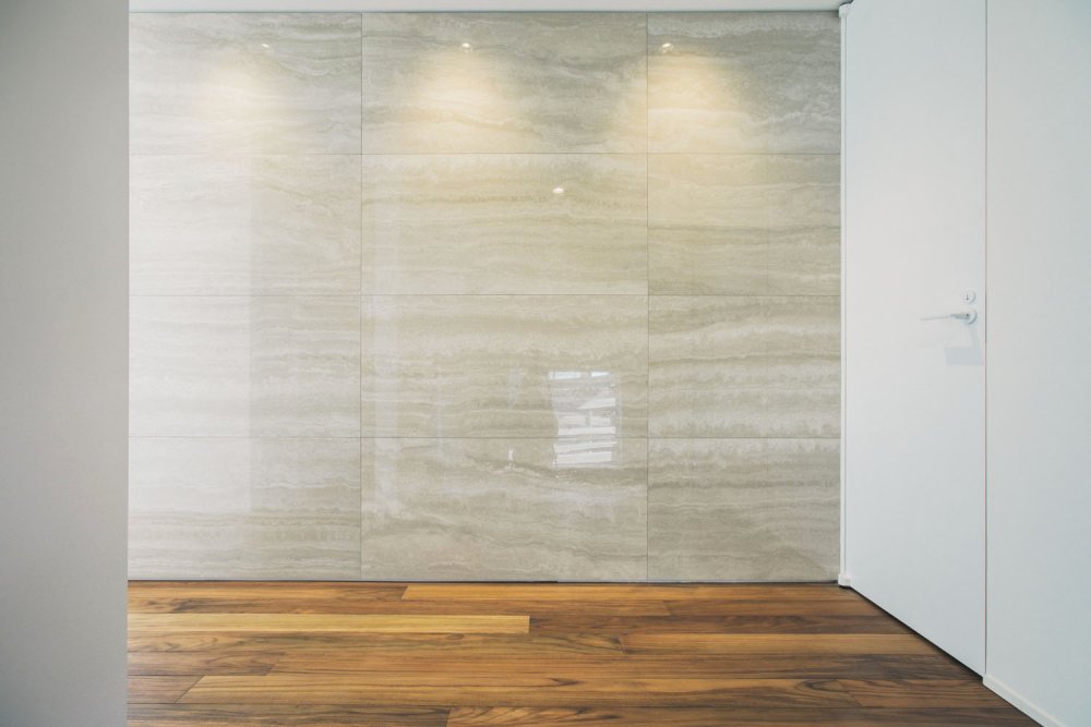 壁の陰影で空間に深みを