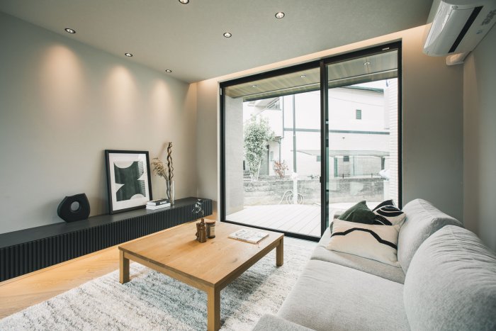 静けさと開放が同居する、内にひらかれた家