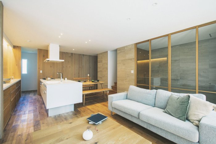 ラワンと吹抜けが魅せる、大人の上質空間。