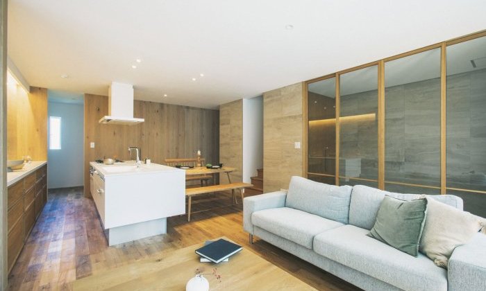 【箕面市稲5丁目】
ラワンと吹抜けが魅せる、大人の上質空間。