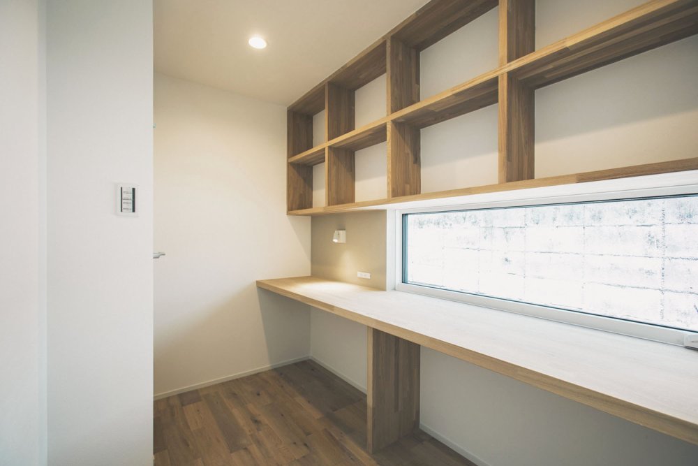 中庭を眺められる書斎